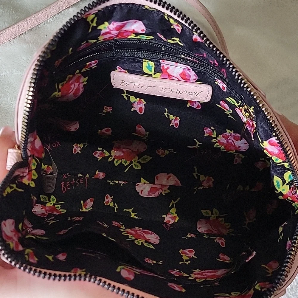 🩷🩷Betsey Johnson Pink Crossbody Bag with Gold Chain🩷🩷 - Picture 3 of 7